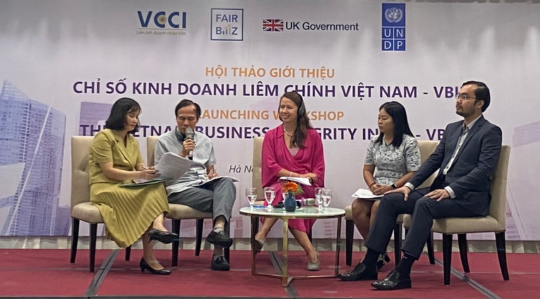 Từ tr&aacute;i qua phải: b&agrave; Đinh Thị B&iacute;ch Xu&acirc;n, VCCI; &ocirc;ng Ph&iacute; Ngọc Tuyển, Thanh tra Ch&iacute;nh phủ; b&agrave; Diana Torres, Trợ l&yacute; trưởng đại diện UNDP; b&agrave; Đỗ Thị Lan Phương, FLA tại Việt Nam; &ocirc;ng Thomas H. Trần. Ảnh: Phương Thảo.