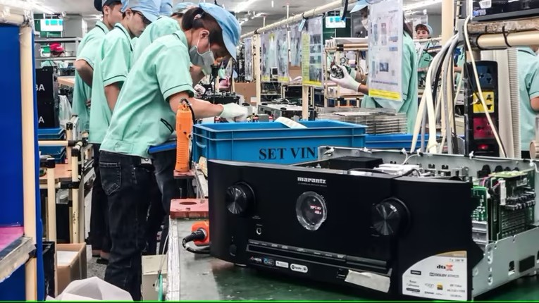 C&ocirc;ng nh&acirc;n chế tạo loa tại nh&agrave; m&aacute;y Anam Electronics gần H&agrave; Nội, Việt Nam. Ảnh: Nikkei Asia