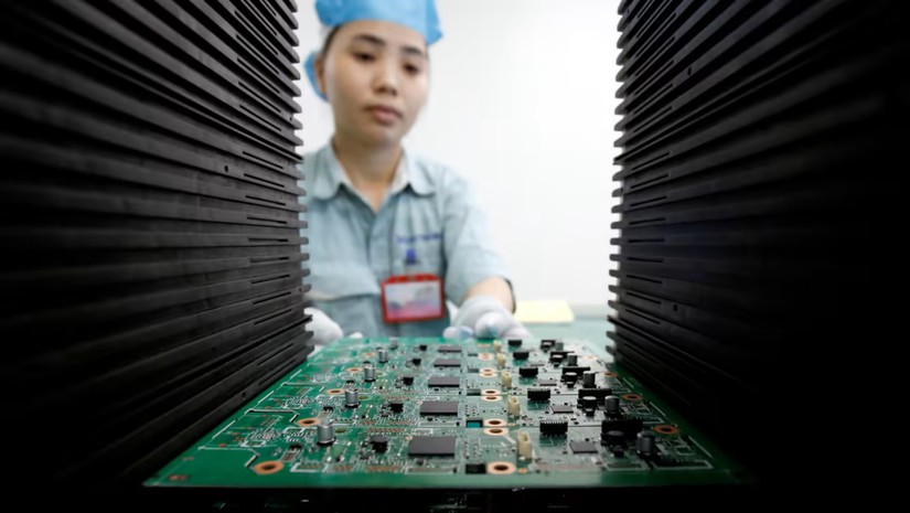 B&ecirc;n trong nh&agrave; m&aacute;y Manutronics tại tỉnh Bắc Ninh. Ảnh: Reuters