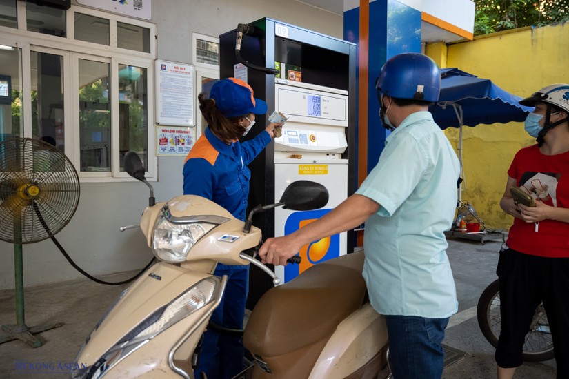 Bộ T&agrave;i ch&iacute;nh đề xuất giảm 50% hai loại thuế với xăng dầu. Ảnh: Qu&aacute;ch Sơn.