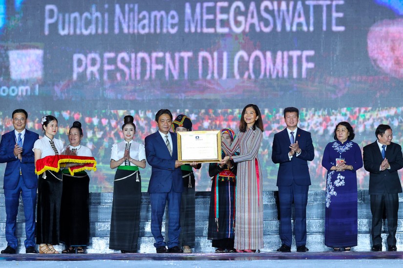 Đại diện cho UNESCO trao bằng c&ocirc;ng nhận &amp;amp;quot;Nghệ thuật X&ograve;e Th&aacute;i&amp;amp;quot; cho đại diện l&atilde;nh đạo UBND v&agrave; Bộ văn h&oacute;a Thể thao v&agrave; Du lịch c&aacute;c tỉnh. Ảnh: VGP