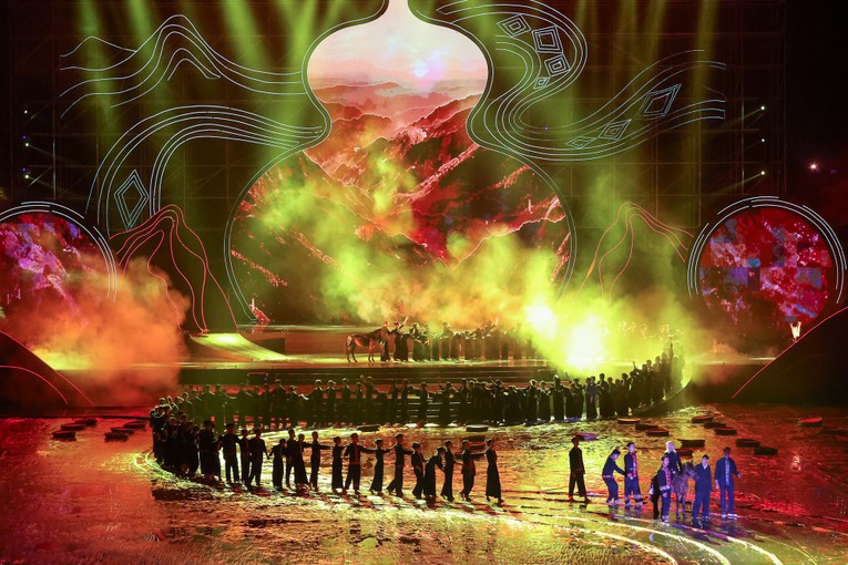 Chương tr&igrave;nh nghệ thuật với chủ đề &ldquo;X&ograve;e Th&aacute;i - Tinh hoa miền di sản&rdquo;. Ảnh: VGP