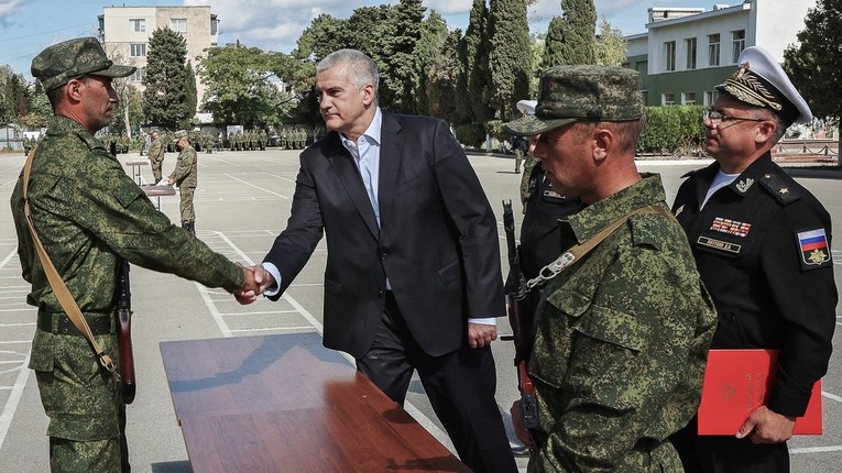 L&atilde;nh đạo Cộng h&ograve;a Crimea Sergey Aksyonov (giữa). Ảnh: RT