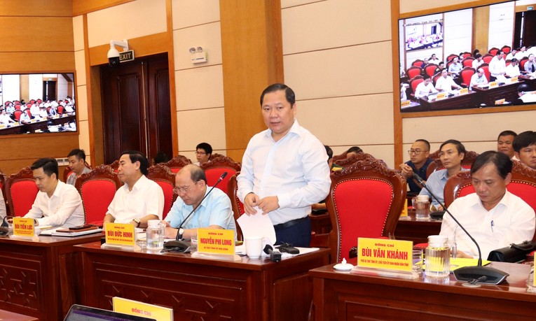 B&iacute; thư Tỉnh ủy H&ograve;a B&igrave;nh Nguyễn Phi Long ph&aacute;t biểu tại buổi l&agrave;m việc. Nguồn: EVN.