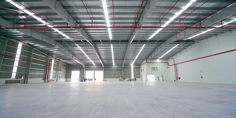 Nh&agrave; xưởng x&acirc;y sẵn được thiết kế kh&ocirc;ng cột trụ để tối đa h&oacute;a diện t&iacute;ch, linh hoạt đ&aacute;p ứng mọi nhu cầu về diện t&iacute;ch sản xuất, đạt ti&ecirc;u chuẩn về x&acirc;y dựng xanh.