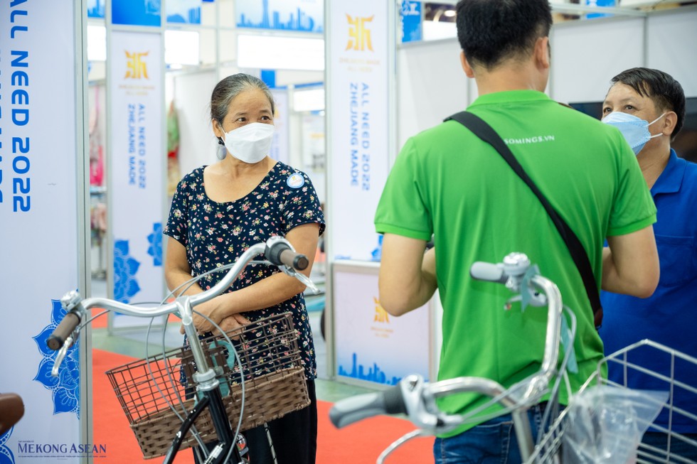 Ngo&agrave;i c&aacute;c gian h&agrave;ng về kỹ thuật, vật liệu những gian h&agrave;ng về đồ gia dụng thu h&uacute;t rất nhiều kh&aacute;ch thăm quan.