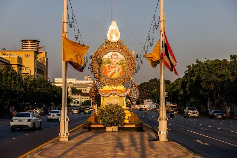 Ch&acirc;n dung Quốc vương Maha Vajiralongkorn ở Bangkok, Th&aacute;i Lan. Ảnh: Bloomberg