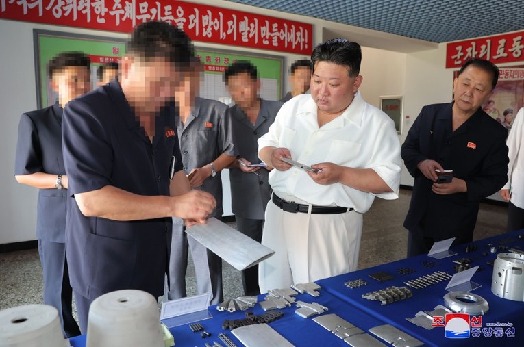 &Ocirc;ng Kim Jong Un đ&aacute;nh gi&aacute; cao vai tr&ograve; của nh&agrave; m&aacute;y sản xuất đạn dược trong việc củng cố lực lượng vũ trang quốc gia. Ảnh: KCNA