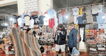 Du khách nước ngoài hứng thú khám phá chợ Sa Pa