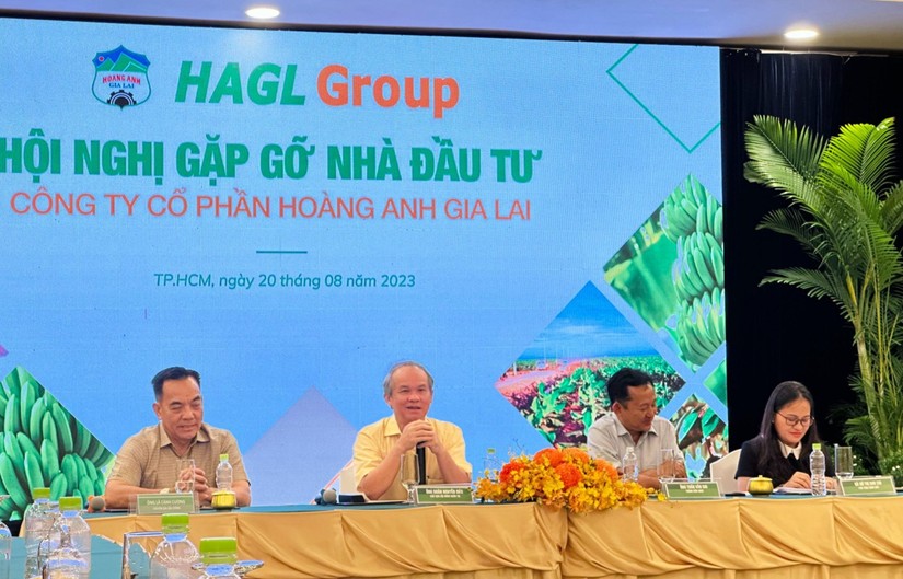 Chủ tịch HĐQT HAGL Đo&agrave;n Nguy&ecirc;n Đức tại buổi gặp gỡ cổ đ&ocirc;ng ng&agrave;y 20/8. Ảnh: HAGL