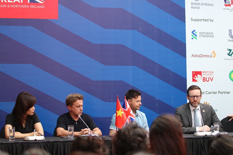 Đại sứ Anh tại Việt nam Iain Frew c&ugrave;ng 2 th&agrave;nh vi&ecirc;n nh&oacute;m nhạc 911 Lee Brennan v&agrave; Jimmy Constable. Ảnh: Đại sứ qu&aacute;n Anh tại Việt Nam