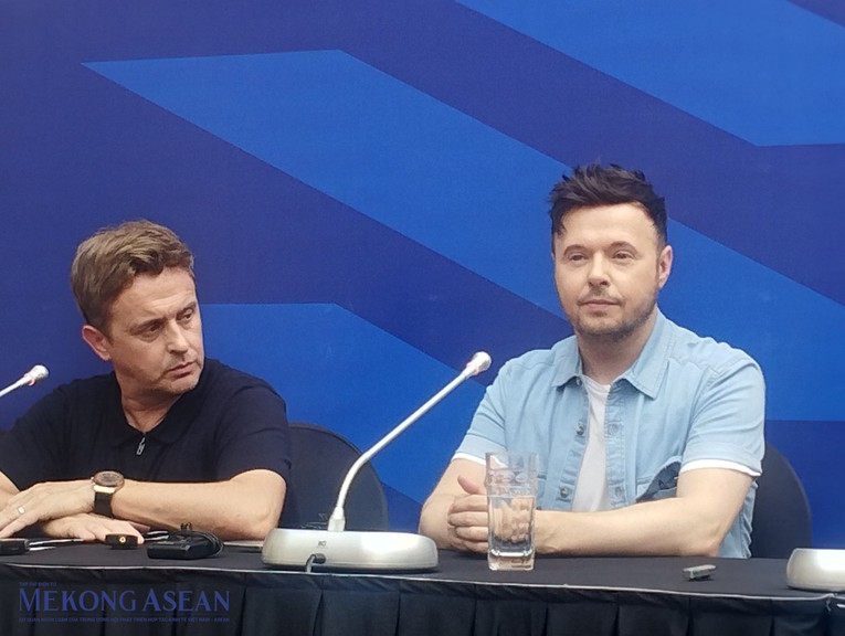 2 th&agrave;nh vi&ecirc;n nh&oacute;m nhạc 911 Lee Brennan v&agrave; Jimmy Constable tại H&agrave; Nội ng&agrave;y 6/9. Ảnh: Ng&acirc;n H&agrave;