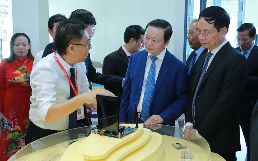 Ph&oacute; Thủ tướng Trần Hồng H&agrave; c&ugrave;ng c&aacute;c l&atilde;nh đạo tham quan Trung t&acirc;m đ&agrave;o tạo điện tử, vi mạch b&aacute;n dẫn (ESC). Ảnh: VGP.