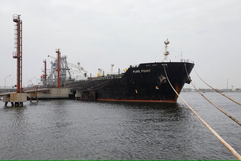 T&agrave;u Pure Point của Nga chở dầu th&ocirc; neo đậu tại cảng ở Karachi, Pakistan, ng&agrave;y 13/6. Ảnh: Reuters