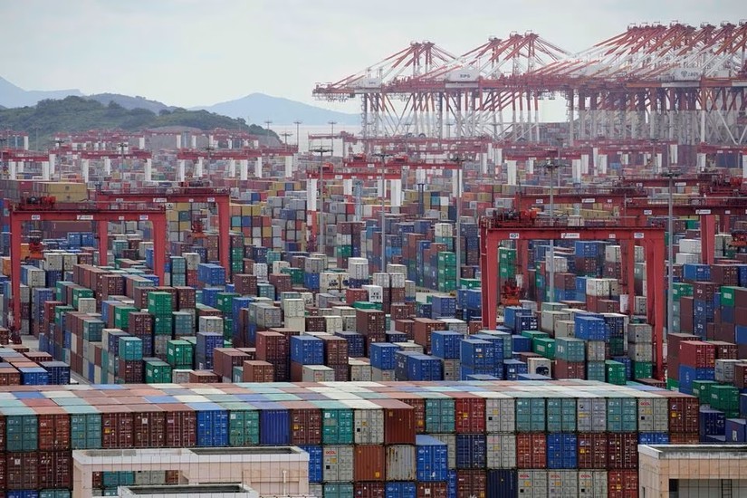 Cảng nước s&acirc;u Yangshan ở Thượng Hải, Trung Quốc. Ảnh: Reuters