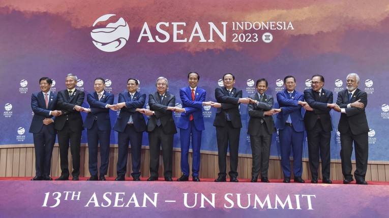 L&atilde;nh đạo c&aacute;c nước ASEAN v&agrave; Tổng Thư k&yacute; Li&ecirc;n Hợp Quốc chụp ảnh lưu niệm tại Hội nghị Cấp cao ASEAN - Li&ecirc;n Hợp Quốc lần thứ 13. Ảnh: VGP