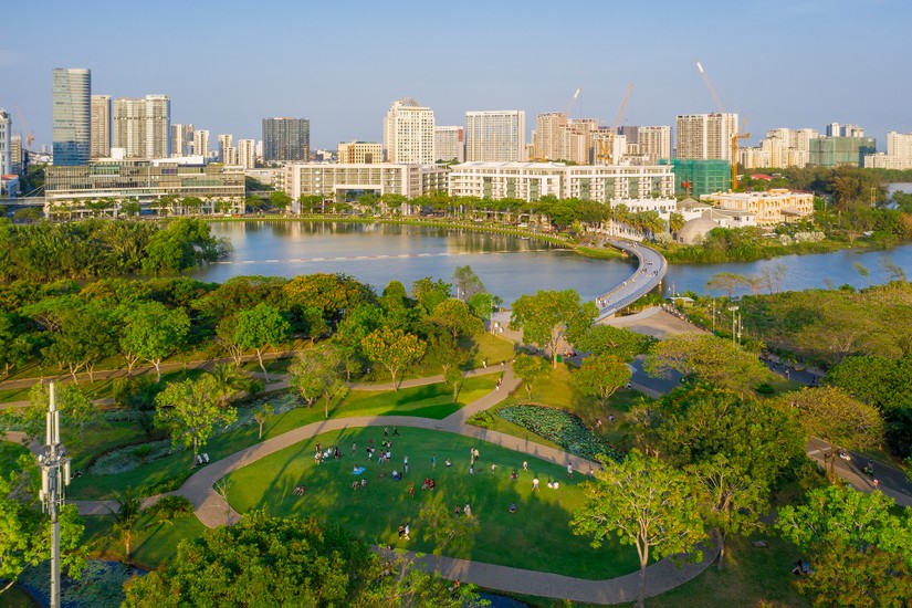 C&ocirc;ng vi&ecirc;n Hồ B&aacute;n Nguyệt b&ecirc;n trong Khu đ&ocirc; thị Ph&uacute; Mỹ Hưng.