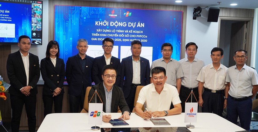 PVFCCo L&ecirc; Cự T&acirc;n v&agrave; Tổng gi&aacute;m đốc FPT Digital Trần Huy Bảo Giang k&yacute; kết Dự &aacute;n Tư vấn Chuyển đổi số to&agrave;n diện.