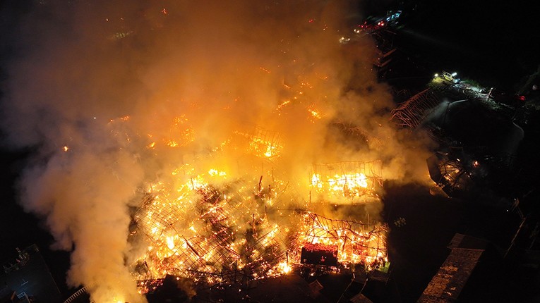 Chợ nổi Pattaya ở Th&aacute;i Lan ch&igrave;m trong biển lửa ảnh 1