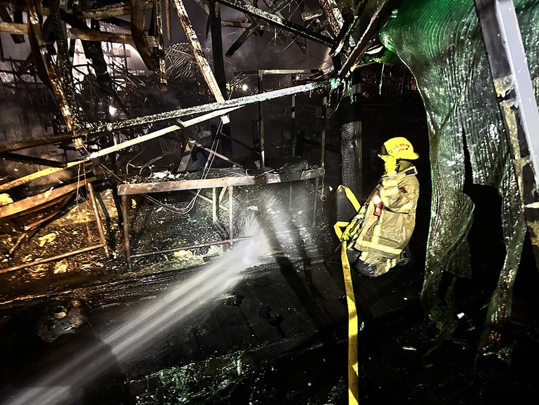 Chợ nổi Pattaya ở Th&aacute;i Lan ch&igrave;m trong biển lửa ảnh 2