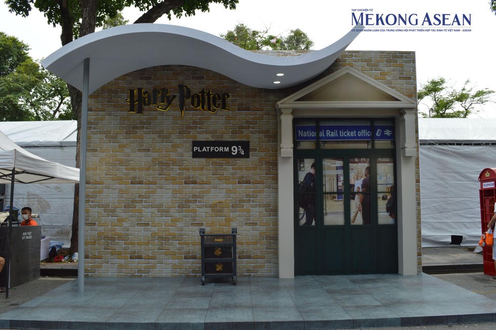 T&aacute;i hiện nh&agrave; ga 9 3/4 trong series Harry Potter tại Lễ hội Vương quốc Anh ng&agrave;y 9/9 ở H&agrave; Nội. Ảnh: Ng&acirc;n H&agrave;