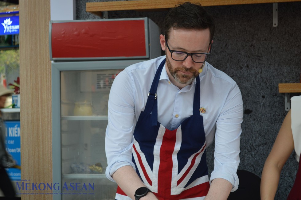 Đại sứ Anh tại Việt Nam Iain Frew tham gia hoạt động l&agrave;m b&aacute;nh scone trong khu&ocirc;n khổ Lễ hội Vương quốc Anh ng&agrave;y 9/9 tại H&agrave; Nội. Ảnh: Ng&acirc;n H&agrave;