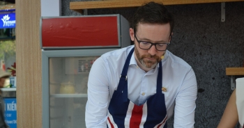 Đại sứ Iain Frew trổ tài làm bánh tại Lễ hội Vương quốc Anh