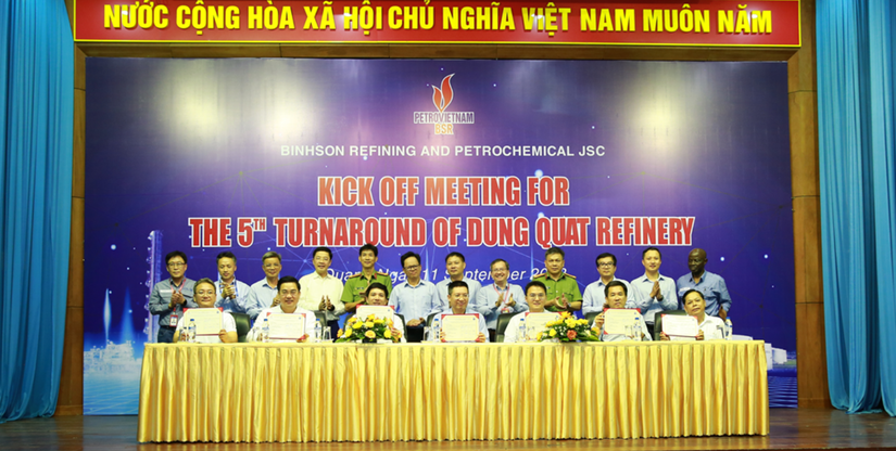 Đại diện BSR v&agrave; l&atilde;nh đạo c&aacute;c g&oacute;i thầu k&yacute; Thỏa thuận thi đua thực hiện bảo dưỡng tổng thể lần 5 NMLD Dung Quất. Nguồn: BSR.