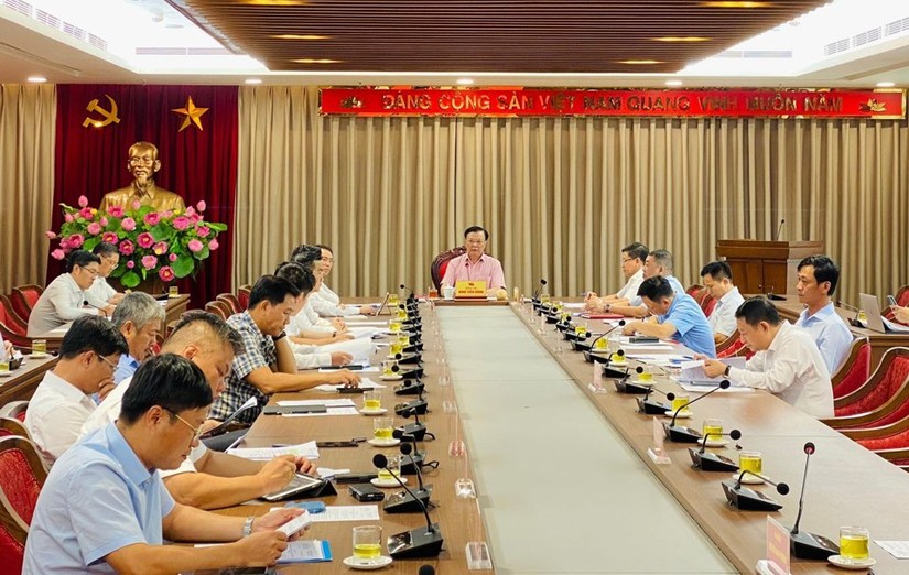 B&iacute; thư Th&agrave;nh ủy H&agrave; Nội Đinh Tiến Dũng chủ tr&igrave; cuộc họp. Ảnh: Hanoi.gov