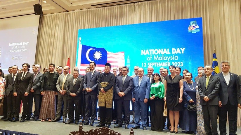 Đại sứ Malaysia v&agrave; đo&agrave;n ngoại giao c&aacute;c nước trong buổi lễ ch&uacute;c mừng 66 năm Quốc kh&aacute;nh Malaysia.