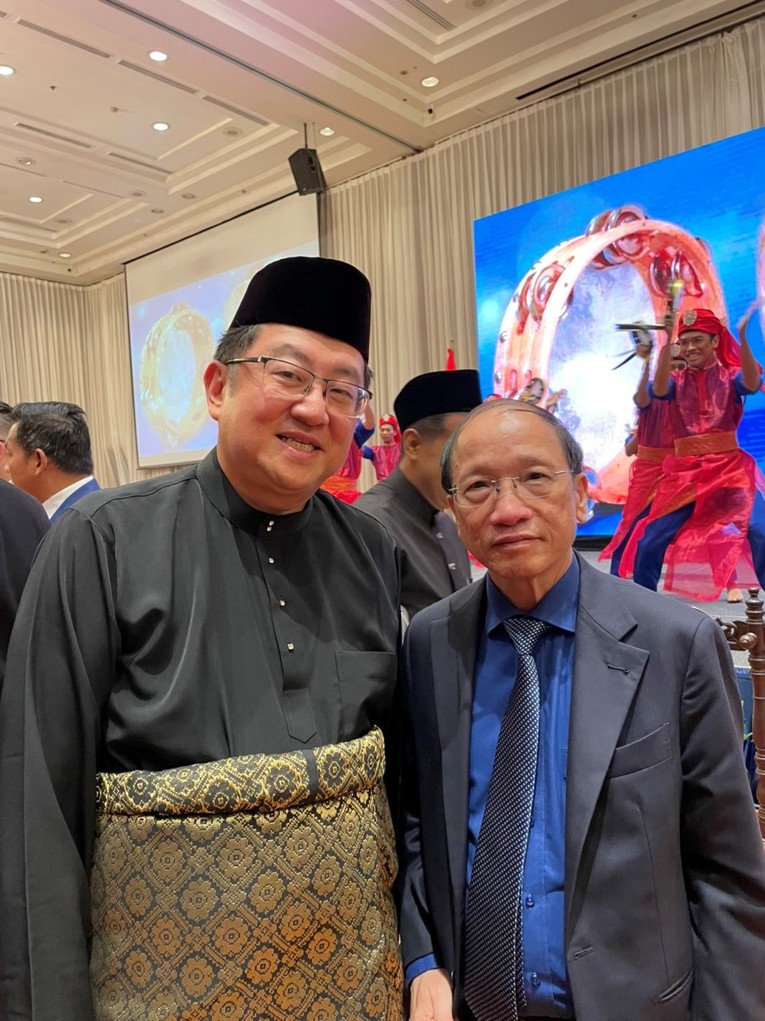 Ng&agrave;i Đại sứ Malaysia tại Việt Nam Dato Tan Yang Thai c&ugrave;ng &ocirc;ng Phạm Quốc Mạnh - Ph&oacute; Chủ tịch VASEAN - chụp ảnh lưu niệm.