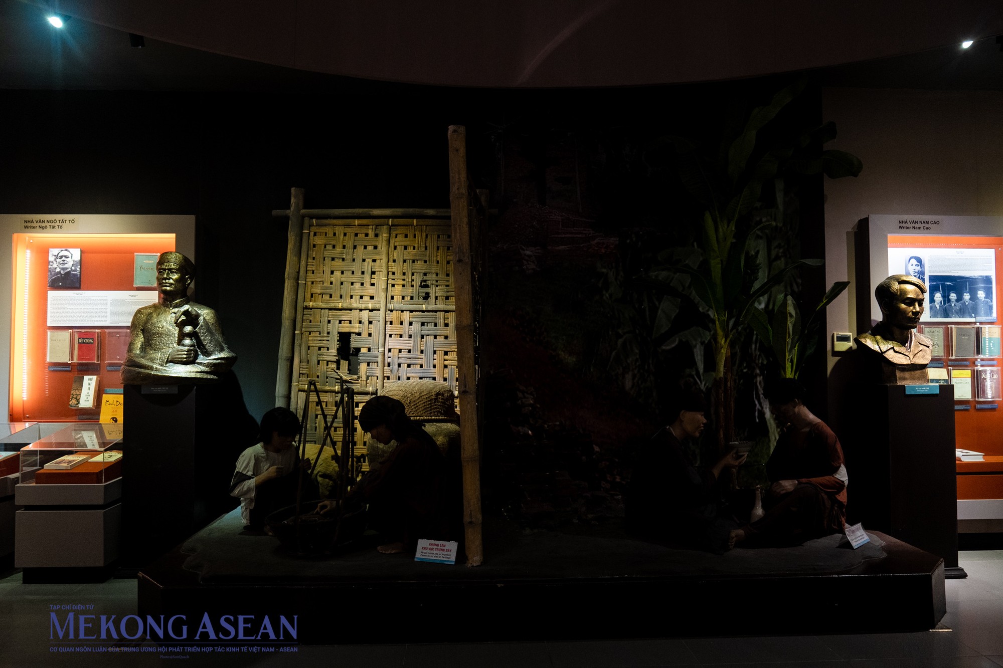 Để l&agrave;m nổi bật sự đặc sắc v&agrave; kịch t&iacute;ch của những t&aacute;c phẩm thời kỳ n&agrave;y, bối cảnh được t&aacute;i hiện từ hai t&aacute;c phẩm nổi tiếng của thời kỳ n&agrave;y, gồm b&ecirc;n tr&aacute;i l&agrave; t&aacute;c phẩm Tắt đ&egrave;n ( Ng&ocirc; Tất Tố), b&ecirc;n phải t&aacute;c phẩm Ch&iacute; Ph&egrave;o ( Nam Cao).