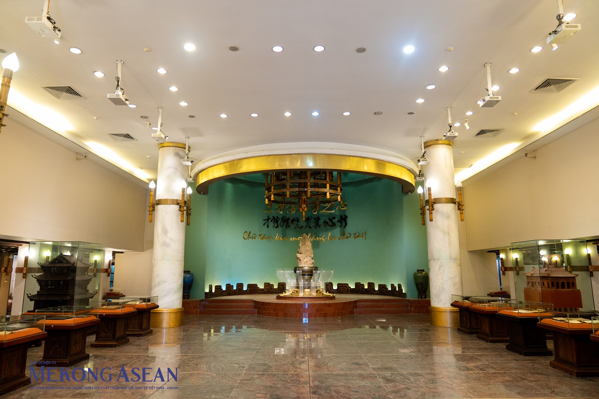 Ngay vị tr&iacute; trung t&acirc;m giữa tầng 1 gian trưng b&agrave;y l&agrave; nổi bật c&acirc;u tr&iacute;ch dẫn kinh điển trong &ldquo;Truyện Kiều&rdquo; của đại thi h&agrave;o Nguyễn Du: &ldquo;Chữ T&acirc;m kia mới bằng ba chữ T&agrave;i&rdquo; được khắc tr&ecirc;n tường, ph&iacute;a trước l&agrave; h&ograve;n đ&aacute; h&igrave;nh ng&ograve;i b&uacute;t mang từ Đền H&ugrave;ng về.