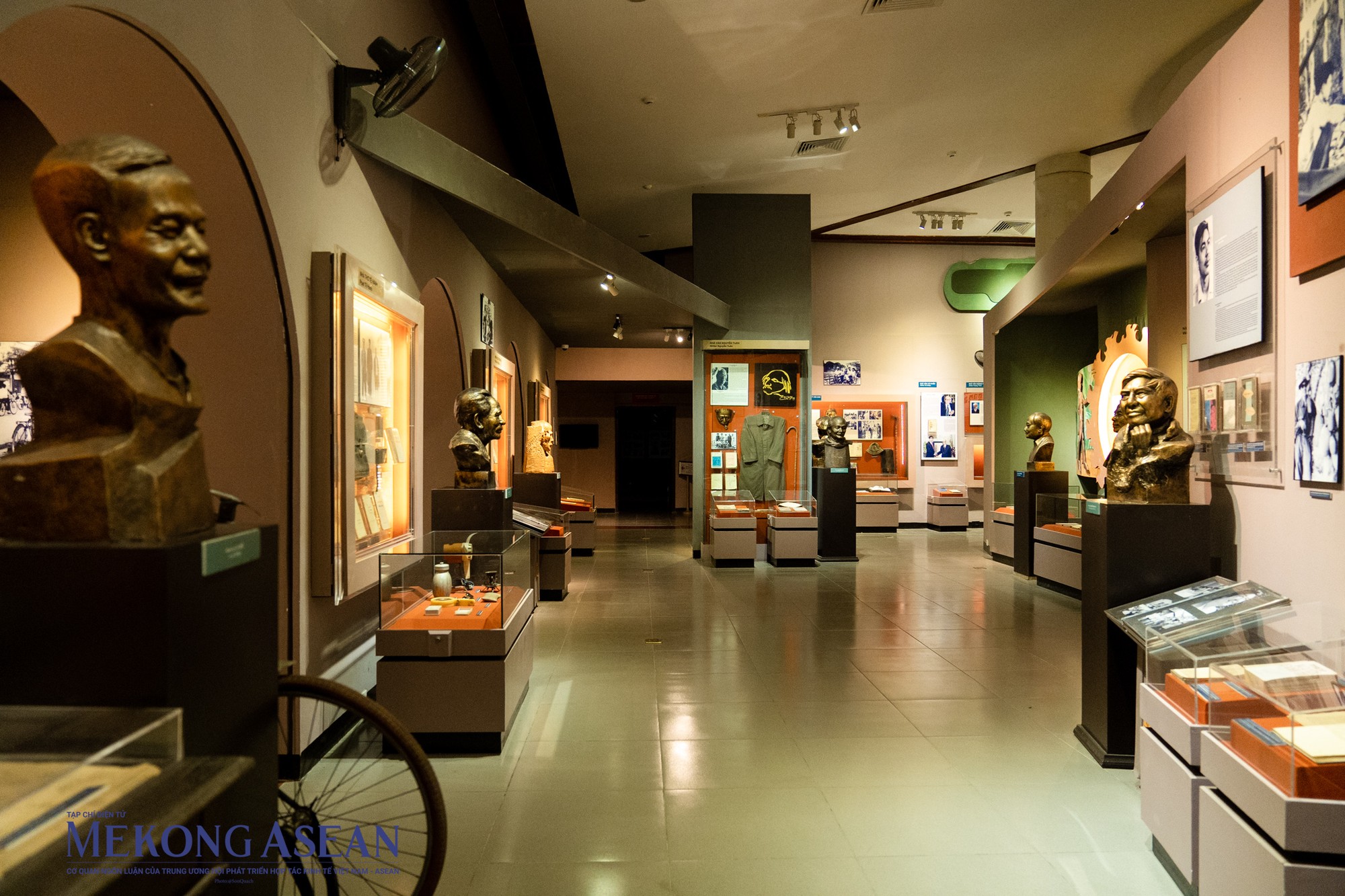 Tr&ecirc;n tầng 2 của bảo t&agrave;ng, du kh&aacute;ch sẽ được chi&ecirc;m ngưỡng những hiện vật, tư liệu về những t&ecirc;n tuổi lớn của văn học Việt Nam đầu thế kỉ 20 như Phan Bội Ch&acirc;u, Tản Đ&agrave;&hellip; v&agrave; c&aacute;c nh&agrave; văn đoạt giải thưởng Hồ Ch&iacute; Minh về văn học nghệ thuật như Nam Cao, Ng&ocirc; Tất Tố, Tế Hanh&hellip;