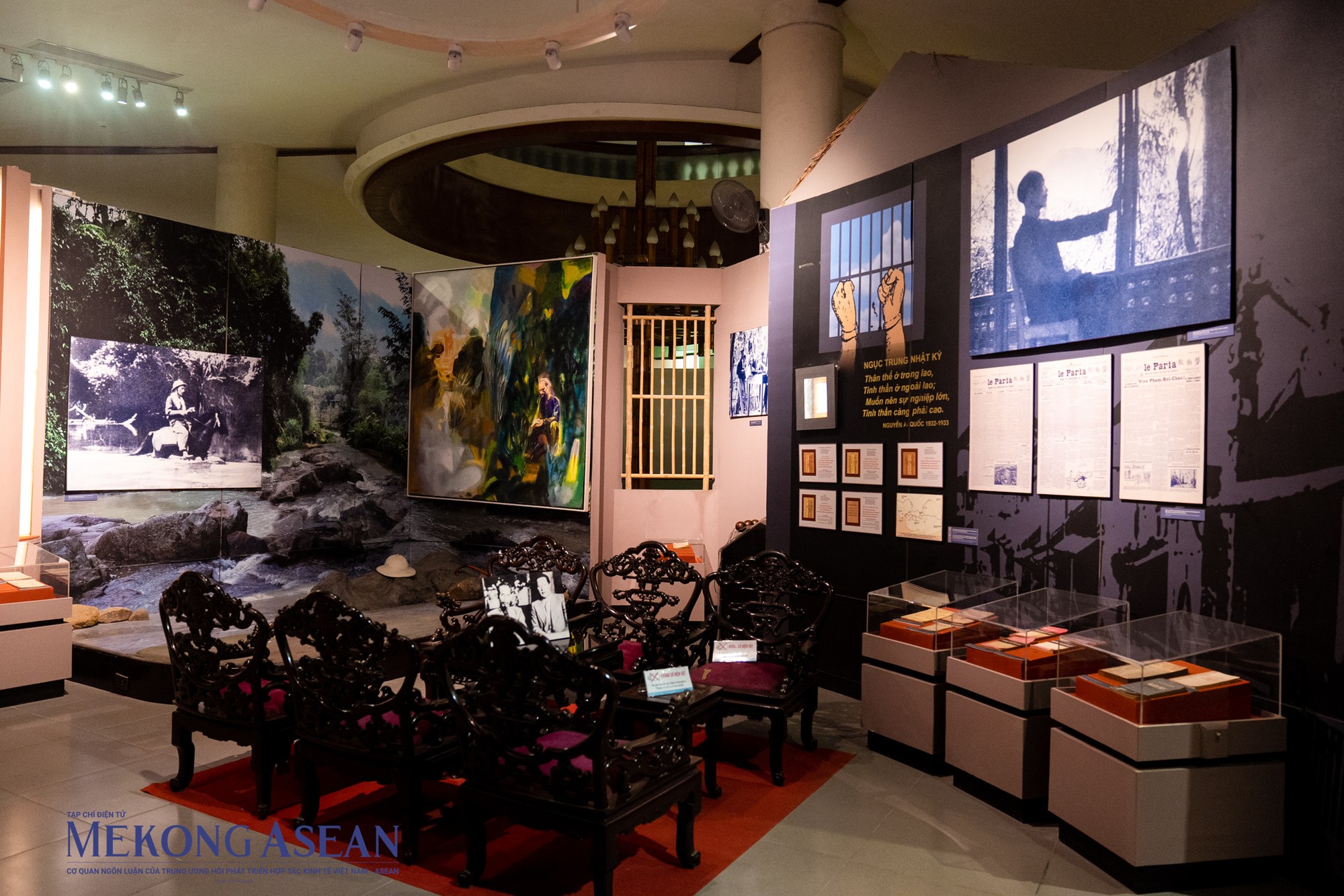 Bộ b&agrave;n ghế B&aacute;c Hồ từng tiếp vua Bảo Đại năm 1946.