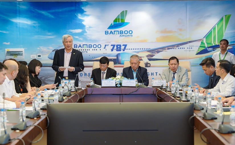 Ban l&atilde;nh đạo Bamboo Airways điều h&agrave;nh đại hội.