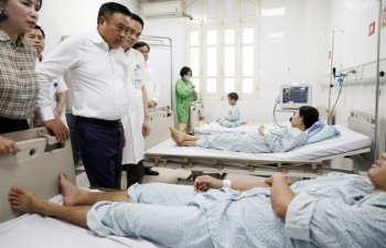 Chủ tịch Hà Nội thăm nạn nhân vụ cháy chung cư mini