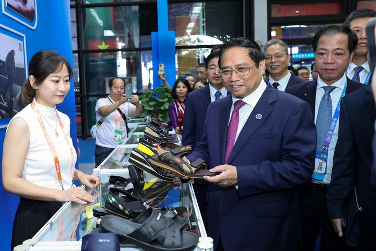 Thủ tướng tham quan gian h&agrave;ng của doanh nghiệp Việt Nam tại Hội chợ. Ảnh: VGP