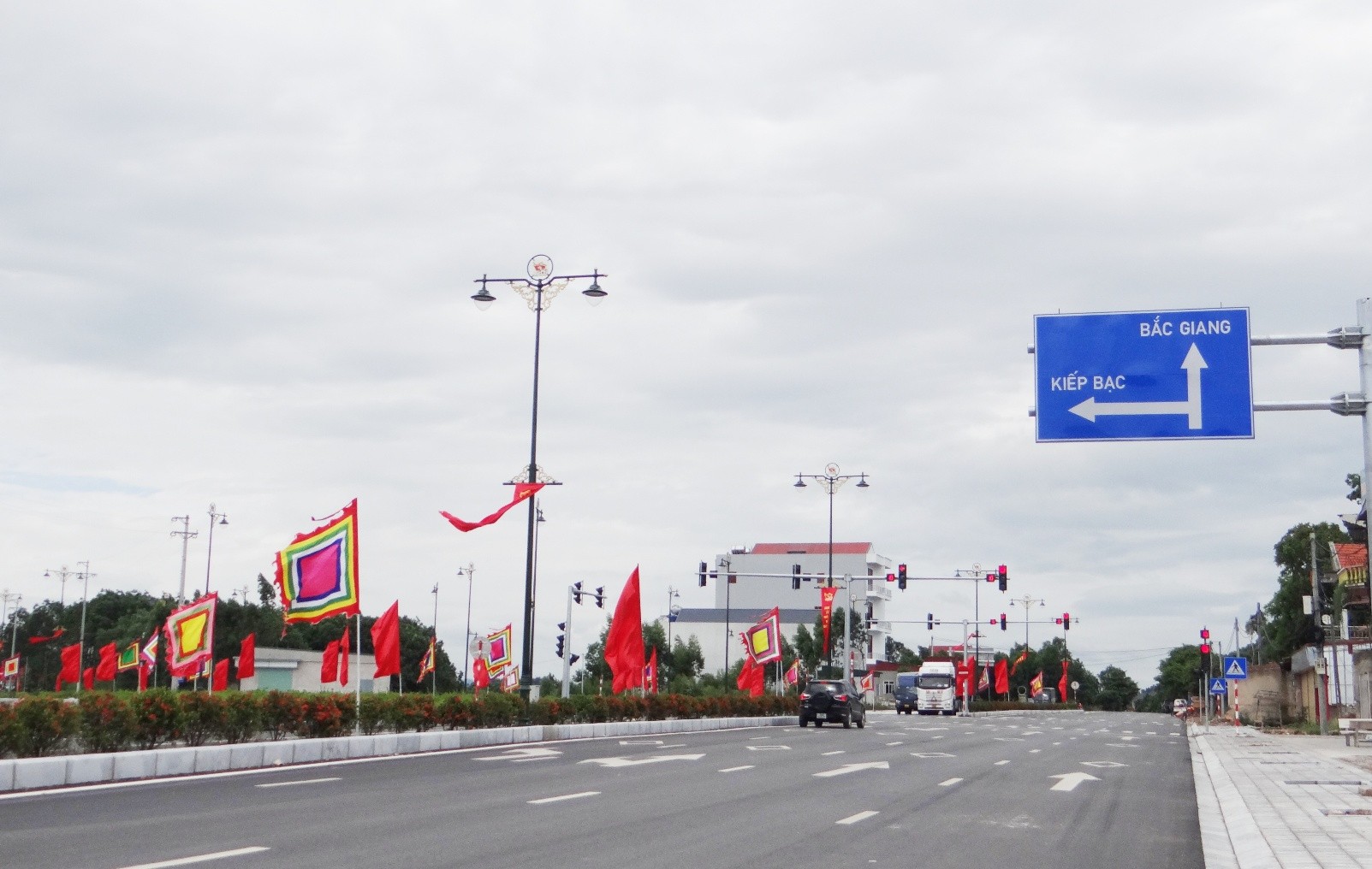 Lễ hội m&ugrave;a thu C&ocirc;n Sơn - Kiếp Bạc năm 2023 l&agrave; lễ hội thường ni&ecirc;n được tổ chức nhằm tưởng niệm 723 năm ng&agrave;y mất của Anh h&ugrave;ng d&acirc;n tộc Hưng Đạo Đại vương Trần Quốc Tuấn; 581 năm ng&agrave;y mất của Anh h&ugrave;ng d&acirc;n tộc, Danh nh&acirc;n văn ho&aacute; thế giới Nguyễn Tr&atilde;i; t&ocirc;n vinh triều đại nh&agrave; Trần trong sự nghiệp bảo vệ Tổ quốc. Ảnh: L&acirc;m Ph&ugrave;ng.