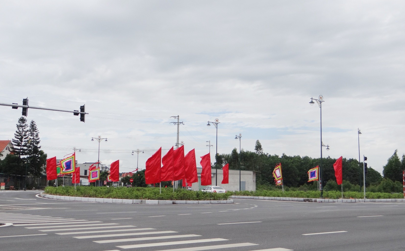 Đồng thời duy tr&igrave; v&agrave; phục vụ nhu cầu sinh hoạt t&iacute;n ngưỡng của người d&acirc;n v&agrave; du kh&aacute;ch đối với c&aacute;c gi&aacute; trị di sản văn h&oacute;a d&acirc;n tộc tại khu di t&iacute;ch. Ảnh: L&acirc;m Ph&ugrave;ng.