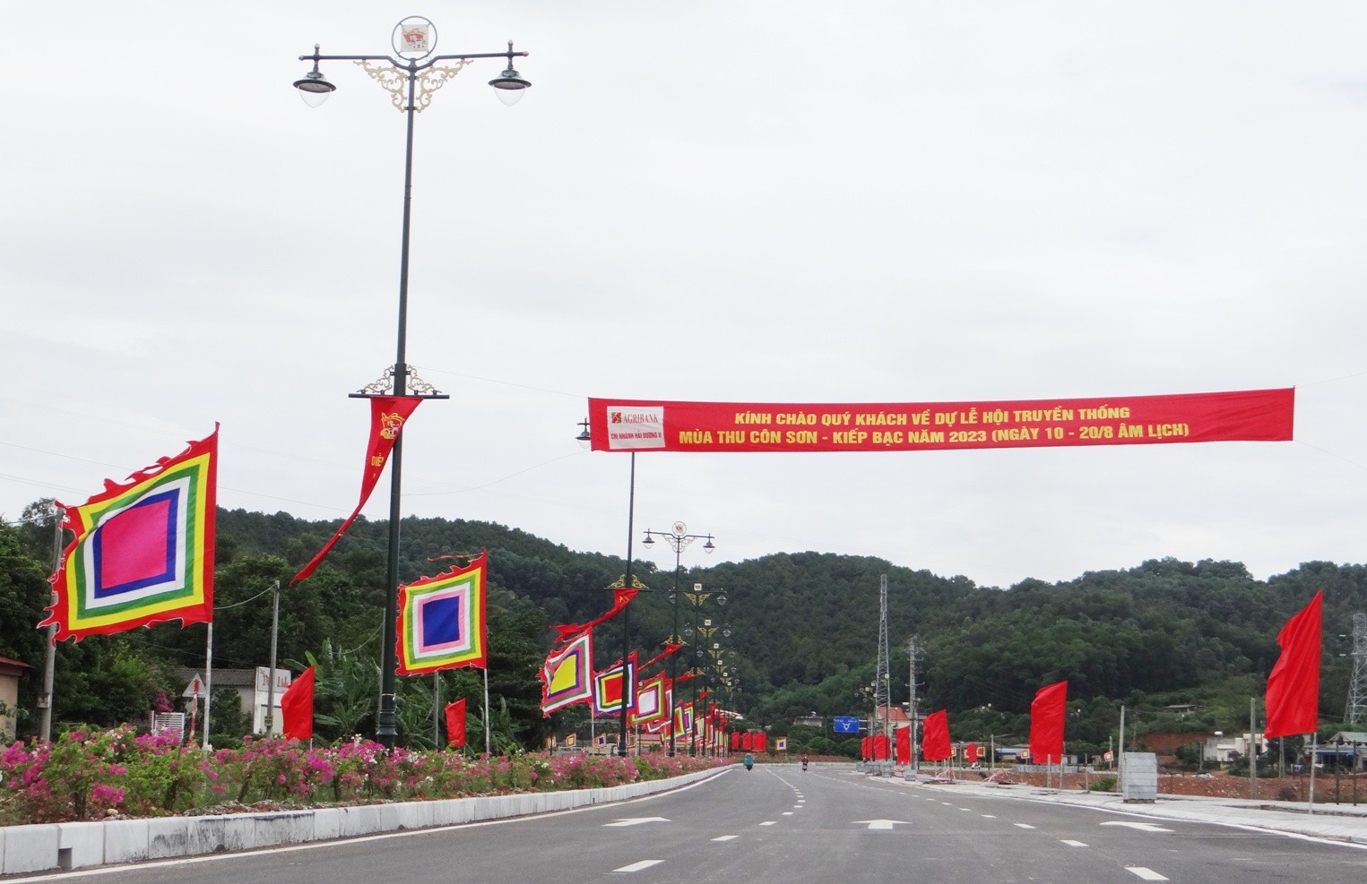 Th&ocirc;ng qua lễ hội nhằm tăng cường quảng b&aacute; c&aacute;c gi&aacute; trị Di sản văn h&oacute;a nổi bật to&agrave;n cầu của khu di t&iacute;ch trong qu&aacute; tr&igrave;nh tỉnh Hải Dương đang c&ugrave;ng với c&aacute;c tỉnh x&acirc;y dựng v&agrave; ho&agrave;n thiện hồ sơ đề nghị Quần thể di t&iacute;ch v&agrave; danh thắng Y&ecirc;n Tử, Vĩnh Nghi&ecirc;m, C&ocirc;n Sơn - Kiếp Bạc l&agrave; Di sản thế giới. Ảnh: L&acirc;m Ph&ugrave;ng.