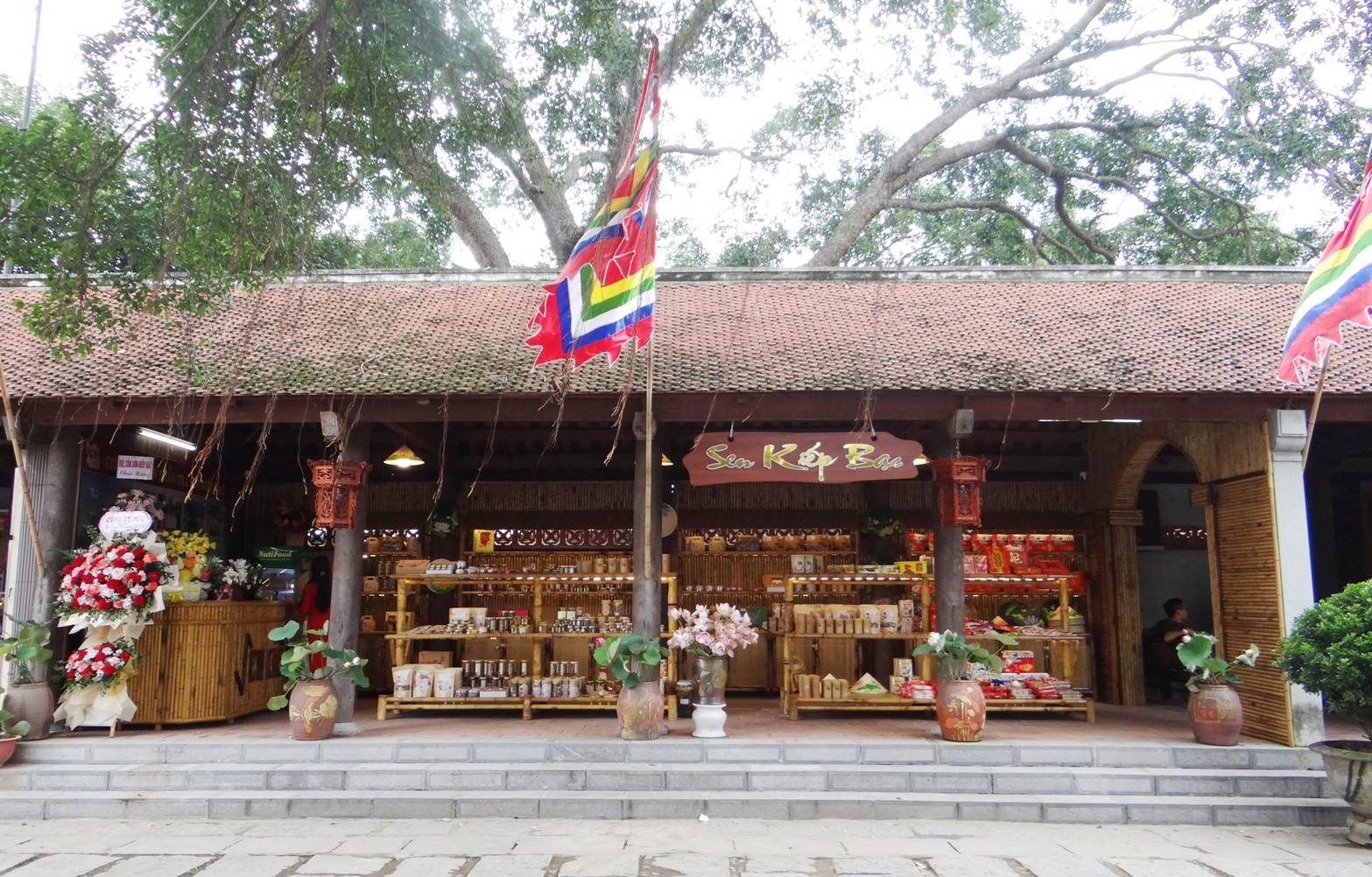 Trong đ&oacute;, Lễ tưởng niệm 723 năm ng&agrave;y mất của Anh h&ugrave;ng d&acirc;n tộc Hưng Đạo Đại vương Trần Quốc Tuấn, Lễ khai hội m&ugrave;a Thu C&ocirc;n Sơn - Kiếp Bạc năm 2023 được tổ chức v&agrave;o buổi tối 16/8 &acirc;m lịch (những năm trước đ&acirc;y diễn ra v&agrave;o buổi s&aacute;ng) v&agrave; sẽ được truyền h&igrave;nh trực tiếp tr&ecirc;n s&oacute;ng Đ&agrave;i Ph&aacute;t thanh - Truyền h&igrave;nh tỉnh Hải Dương, c&aacute;c đ&agrave;i địa phương l&acirc;n cận v&agrave; tr&ecirc;n một số nền tảng số. C&aacute;c hoạt động tập trung được diễn ra từ 19h30&rsquo; - 23h00&rsquo;. Ảnh: L&acirc;m Ph&ugrave;ng.