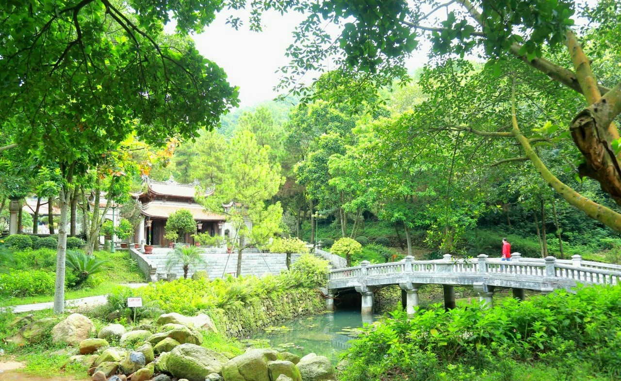 B&ecirc;n cạnh đ&oacute;, Tuần Văn h&oacute;a Du lịch v&agrave; X&uacute;c tiến thương mại Lễ hội m&ugrave;a Thu C&ocirc;n Sơn - Kiếp Bạc năm 2023 sẽ được tổ chức với quy m&ocirc; lớn nhất từ trước tới nay với 65 gian h&agrave;ng, trong đ&oacute; 35 gian h&agrave;ng b&agrave;y b&aacute;n c&aacute;c sản phẩm của Hải Dương v&agrave; 30 gian h&agrave;ng của c&aacute;c địa phương trong cả nước, vị tr&iacute; cạnh đ&ecirc; s&ocirc;ng Thương, được khai mạc đồng thời v&agrave;o tối 16/8. Ảnh: Th&ugrave;y Li&ecirc;n.