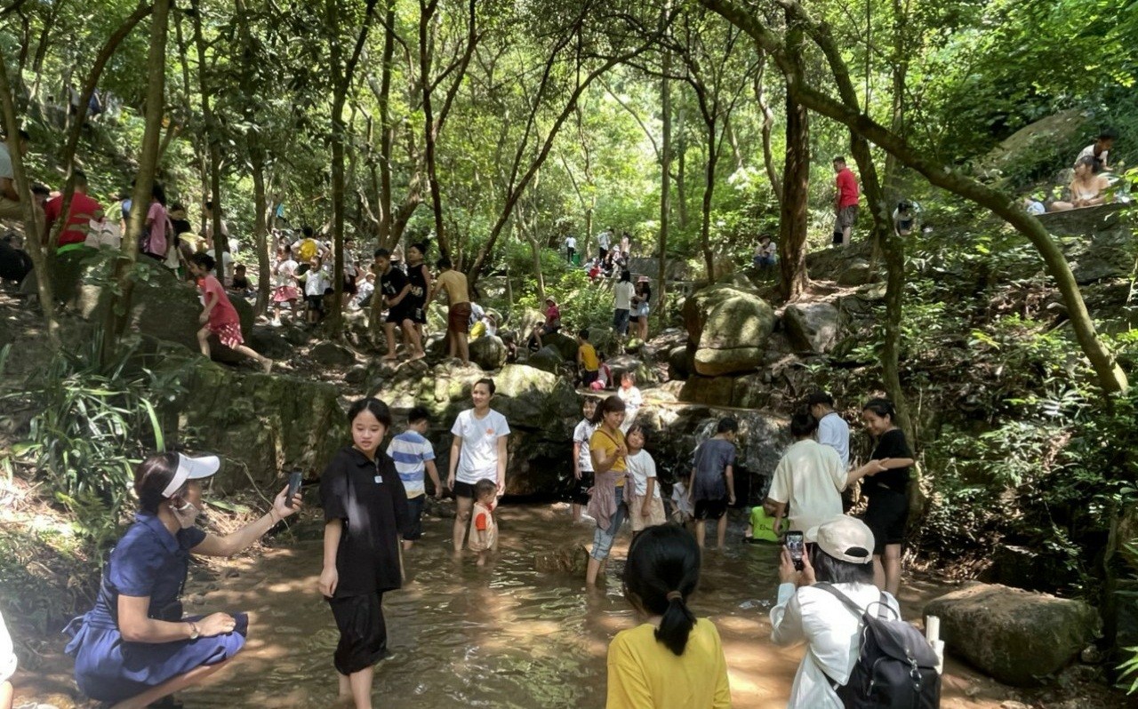 C&ugrave;ng với c&aacute;c nghi thức, nghi lễ truyền thống (Li&ecirc;n hoan hầu Th&aacute;nh, c&aacute;c lễ rước, lễ tế, lễ cầu an v&agrave; hội hoa đăng, lễ hội qu&acirc;n, bắn ph&aacute;o b&ocirc;ng, tr&ograve; chơi d&acirc;n gian, m&uacute;a rối nước&hellip;) c&ograve;n c&oacute; nhiều hoạt động văn h&oacute;a, văn nghệ trải đều trong thời gian diễn ra lễ hội. Ảnh: Th&ugrave;y Li&ecirc;n.