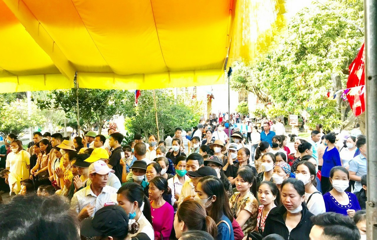 Mở đầu lễ hội l&agrave; Lễ c&aacute;o yết (xin mở cửa Đền) ng&agrave;y 10/8 &acirc;m lịch; kết th&uacute;c lễ hội bằng Lễ giỗ đức Th&aacute;nh Trần, ng&agrave;y 20/8 &acirc;m lịch (đ&oacute;ng cửa Đền). Ảnh: L&acirc;m Ph&ugrave;ng.