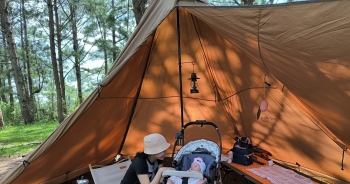 Cặp vợ chồng mê &apos;phượt&apos; đưa em bé 3 tháng tuổi vào rừng cắm trại
