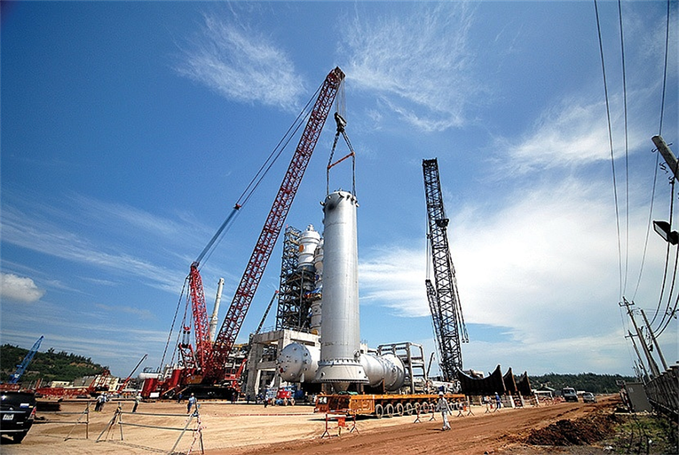 Việc vận chuyển c&aacute;c thiết bị si&ecirc;u trường, si&ecirc;u trọng tại c&aacute;c c&ocirc;ng tr&igrave;nh dầu kh&iacute; sẽ tạo cơ sở cho hạ tầng giao th&ocirc;ng ph&aacute;t triển. Nguồn: BSR.