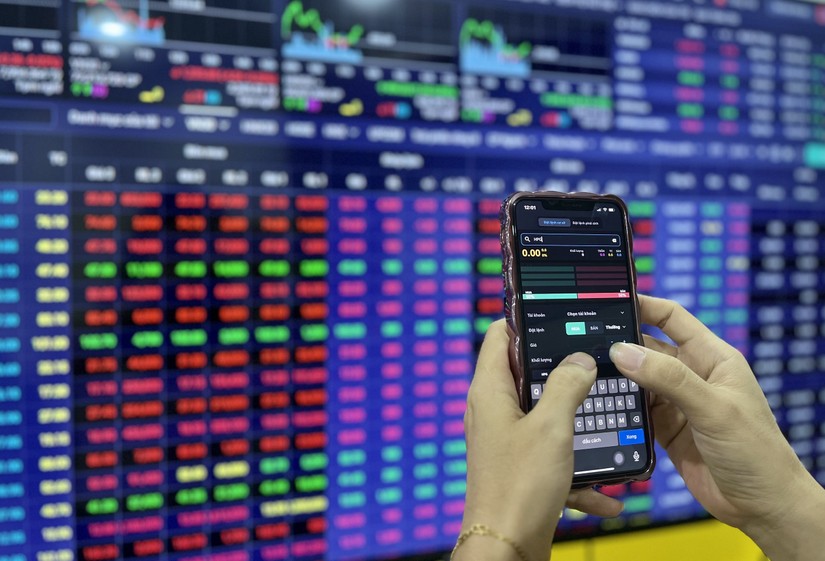 Cổ phiếu chứng kho&aacute;n c&oacute; phi&ecirc;n giao dịch t&iacute;ch cực trong phi&ecirc;n 19/9.