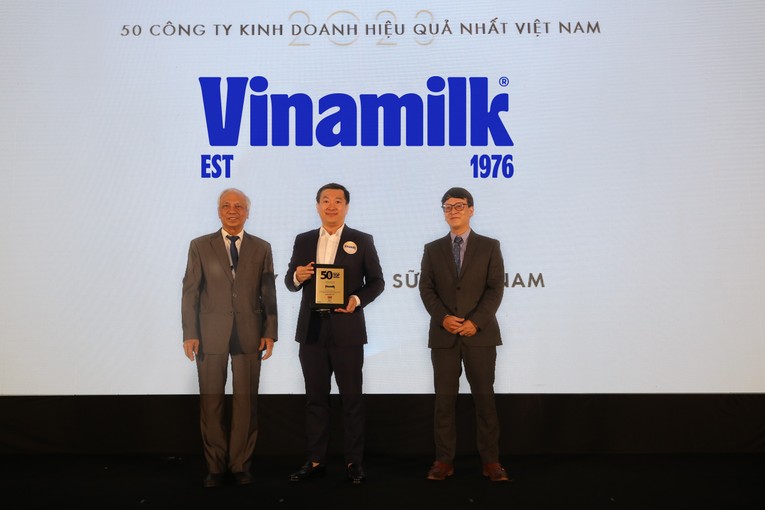 &Ocirc;ng Đỗ Thanh Tuấn - Gi&aacute;m đốc Đối ngoại Vinamilk - nhận danh hiệu Top 50 C&ocirc;ng ty kinh doanh hiệu quả nhất Việt Nam.