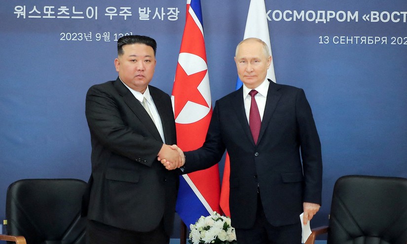 Tổng thống Nga Vladimir Putin bắt tay nh&agrave; l&atilde;nh đạo Triều Ti&ecirc;n Kim Jong Un trong cuộc gặp ở v&ugrave;ng Viễn Đ&ocirc;ng, Nga, ng&agrave;y 13/9. Ảnh: Sputnik